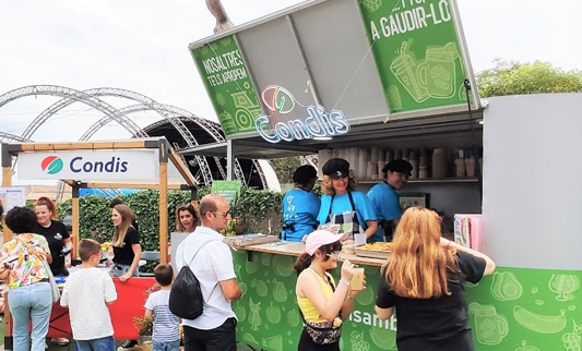 LA FOOD TRUCK DE CONDIS PREPARA  MÉS DE 600 COMBINACIONS DE FRUITA FRESCA  EN EL FESTIVAL INCLUSIU EMBOTONA’T 