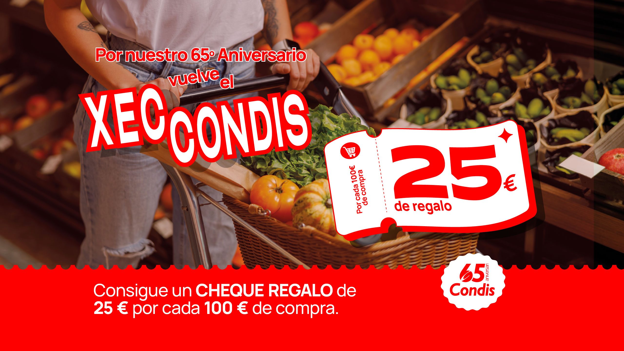 Una clienta con un carro de la compra lleno de fruta y verdura. Por nuestro 65º aniversario vuelve el Xec Condis: consigue un cheque regalo de 25 € por cada 100 € de compra.