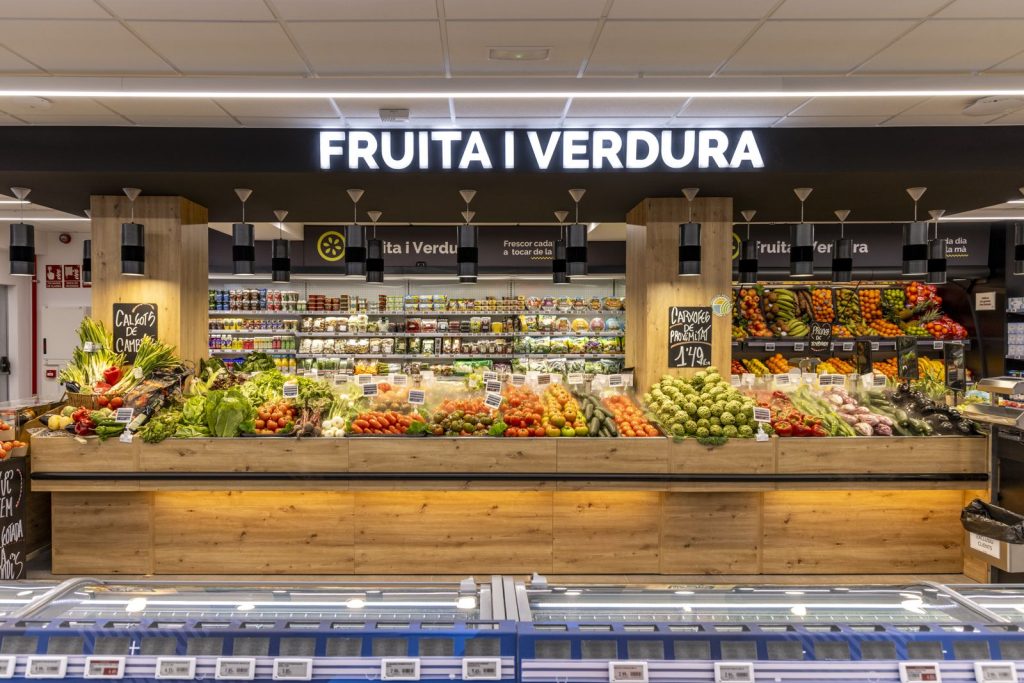 Sección de fruta y verdura de un supermercado Condis.