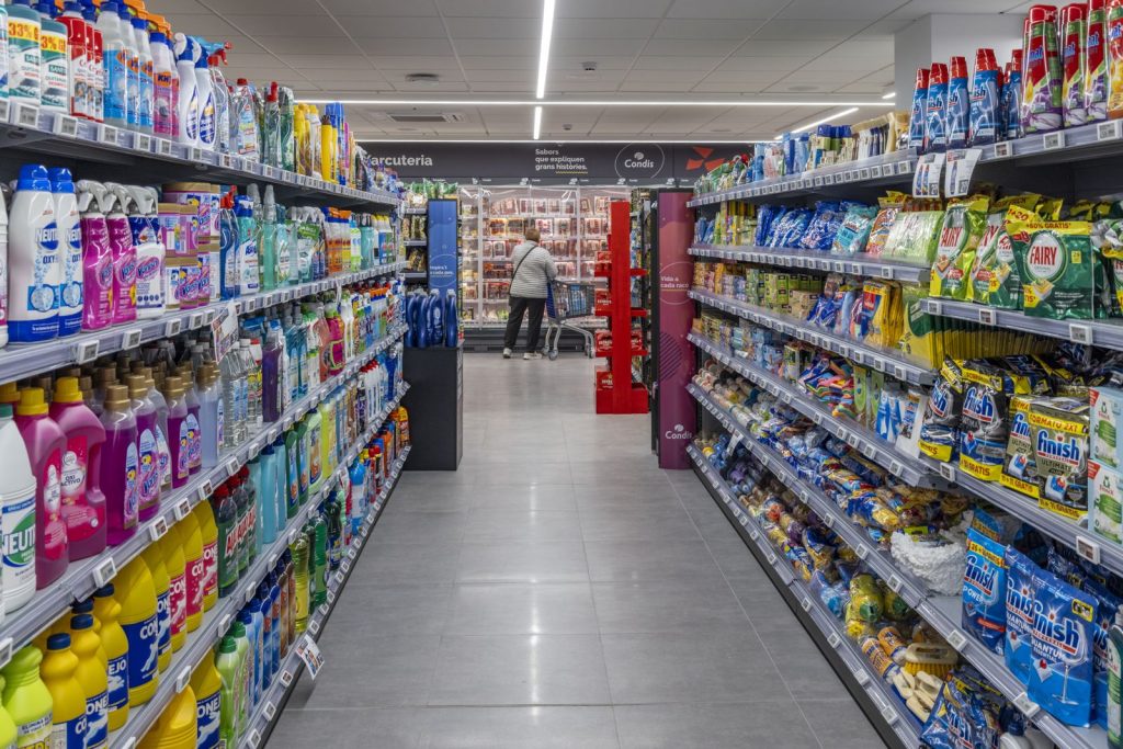 Pasillo de un supermercado Condis.