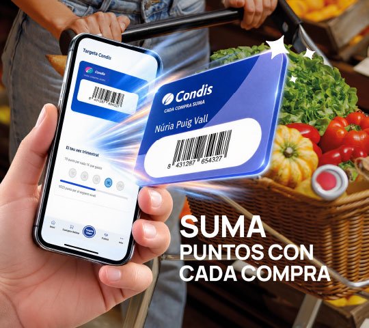 Una mano sostiene un móvil con la app de Condis junto a la tarjeta Condis y un carro de la compra con fruta y verdura. Suma puntos con cada compra.